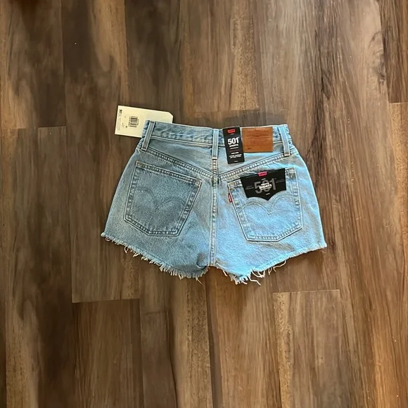 BNWT Levi’s 501 High-Rise Denim Shorts - Picture 4 of 5